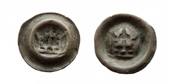 Brakteat korona z lilią Zakon Krzyżacki (1)